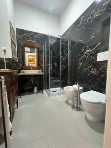 Un baño con ducha, inodoro y lavabo. en Residenza d'epoca Palazzo Raffaele alla Maggiore, en Lamezia Terme