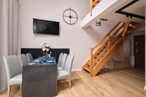 Televízia a/alebo spoločenská miestnosť v ubytovaní Apartament Karkonoskie Tarasy