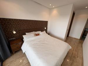 Un dormitorio con una gran cama blanca. en Bain de soleil à Dar Bouazza, en Dar Bouazza 41 fotos más