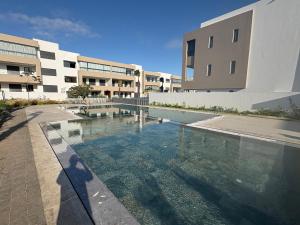 una gran piscina frente a un edificio en Bain de soleil à Dar Bouazza, en Dar Bouazza