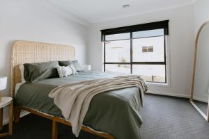 Ένα ή περισσότερα κρεβάτια σε δωμάτιο στο 3 Bed, 2 Bath Home in Sale