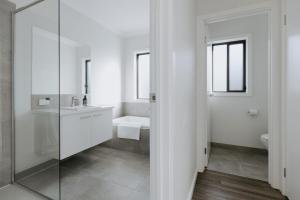 Ένα μπάνιο στο 3 Bed, 2 Bath Home in Sale +27 φωτογραφίες