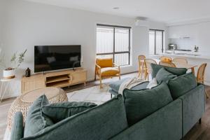 Μια τηλεόραση ή/και κέντρο ψυχαγωγίας στο 3 Bed, 2 Bath Home in Sale