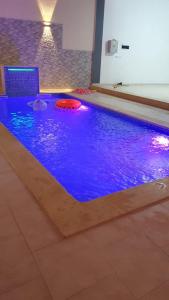 Bazén v ubytování Jolie villa familiale avec piscine privée nebo v jeho okolí