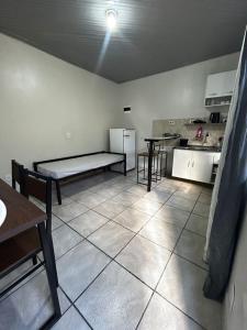 a kitchen with a table and a bench in a room at Apto 7 novo, próximo shopping completo in Campo Grande