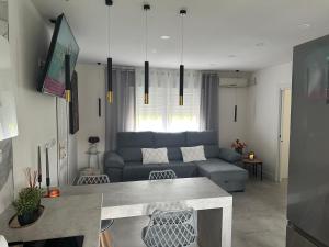 托雷拉韦加Cool House的客厅里有一张蓝色的沙发和一张桌子