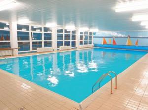 สระว่ายน้ำที่อยู่ใกล้ ๆ หรือใน Nordwärts 53Grad Ferienwohnung in Burhave, Nordsee