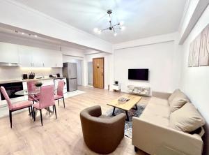 アテネにあるAlimos Apartment near Edem Beach and the Sea with 2 Bedroomのソファとテーブルのあるリビングルーム +17枚の写真