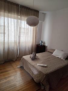 Un dormitorio con una cama y una ventana grande. en Piso Centro Ribeira primera linea, en Ribeira