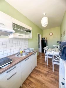 Kuchyň nebo kuchyňský kout v ubytování Aloé Apartman Sopron + 4 fotografie
