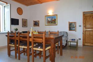 jadalnia z drewnianym stołem i krzesłami w obiekcie Casa Galoppa w mieście Trevi
