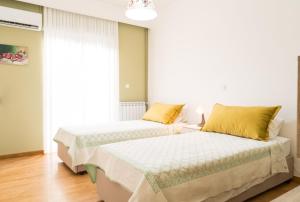 two beds sitting next to each other in a room at Zina's Aqua Retreat - Kos in Ampavris