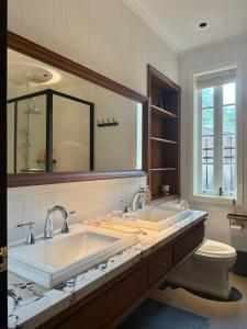 Vannas istaba naktsmītnē Xiamen Gulangyu Bishan Residence