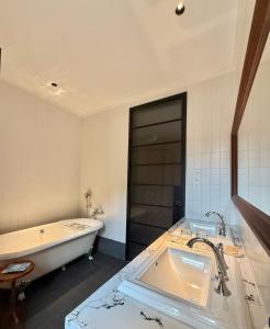 Vannas istaba naktsmītnē Xiamen Gulangyu Bishan Residence