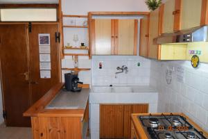 mała kuchnia ze zlewem i kuchenką w obiekcie Casa Galoppa w mieście Trevi