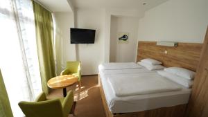 Postel nebo postele na pokoji v ubytování Hotel Tesla + 37 fotografií