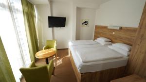 Postel nebo postele na pokoji v ubytování Hotel Tesla