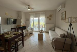 斯卡拉伯塔麦斯Hilltop Heaven的客厅里有一张沙发和一张桌子。