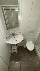 Ένα μπάνιο στο Stylish Alpine Studio in Davos, Wifi & Netflix +18 φωτογραφίες