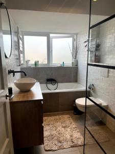 Ένα μπάνιο στο Family friendly Vacation home Vught - Den Bosch