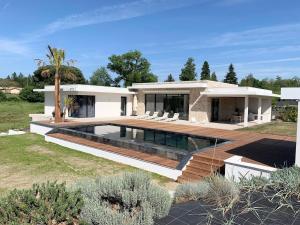una casa con piscina nel cortile posteriore di Luxurious Architect-Designed Villa with Pool a Belin-Beliet
