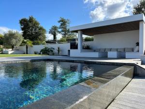 Piscina di Luxurious Architect-Designed Villa with Pool o nelle vicinanze