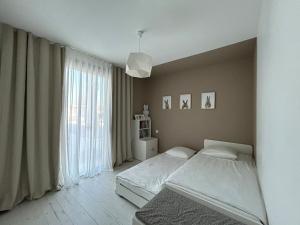 Letto o letti in una camera di Luxurious Architect-Designed Villa with Pool