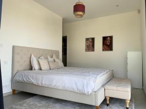 Letto o letti in una camera di Luxurious Architect-Designed Villa with Pool