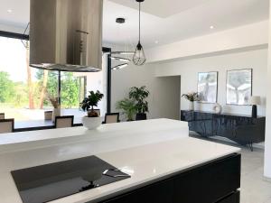 Cucina o angolo cottura di Luxurious Architect-Designed Villa with Pool