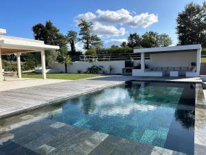 Piscina di Luxurious Architect-Designed Villa with Pool o nelle vicinanze