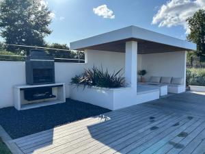Giardino di Luxurious Architect-Designed Villa with Pool