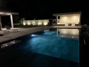 Piscina di Luxurious Architect-Designed Villa with Pool o nelle vicinanze