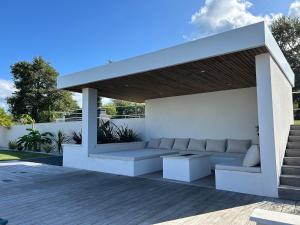 Area soggiorno di Luxurious Architect-Designed Villa with Pool