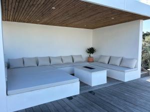 Area soggiorno di Luxurious Architect-Designed Villa with Pool