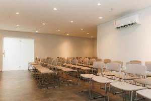 Área de negócios e/ou sala de conferências em eSuites Savassi Toscanini