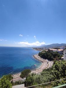 Elle offre une vue sur la plage et l'océan. dans l'établissement nid d'aigle, à Bastia