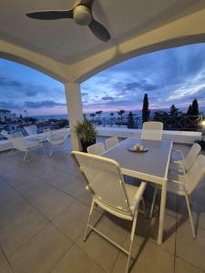 Μπαλκόνι ή βεράντα στο Sunset Sea View Apartment in Kissonerga