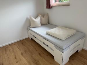 MönkebudeにあるHaus Gustavの枕が2つ置かれたベッド