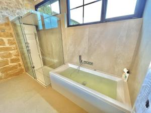 A bathroom at Torre Medieval de Queralt & Spa