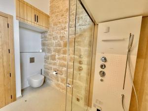 A bathroom at Torre Medieval de Queralt & Spa