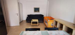 una camera con divano, tavolo e sedie di Thalassa apartment Perea a Perea