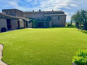 A garden outside Torre Medieval de Queralt & Spa