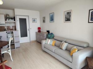 a living room with a couch and a kitchen at Studio vue mer - La Turballe in La Turballe +12 photos