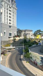 Blick auf eine Straße in einer Stadt mit einem Gebäude in der Unterkunft Khách Sạn in Xuan An + 12 Fotos