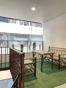 Habitación con bancos, mesa y ventanas. en Moon Pīti, en Bangkok 21 fotos más