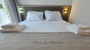 Postel nebo postele na pokoji v ubytování Oborri Shkodran Boutique Hotel