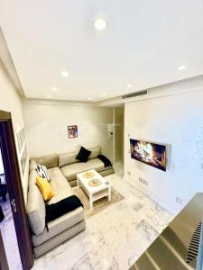 a living room with a couch and a table at Studio Cosy au Centre de Casablanca, Idéal pour Découvrir la Ville in Casablanca-Port