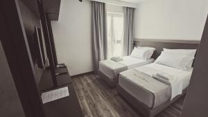 Postel nebo postele na pokoji v ubytování Oborri Shkodran Boutique Hotel