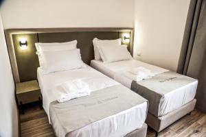 Postel nebo postele na pokoji v ubytování Oborri Shkodran Boutique Hotel