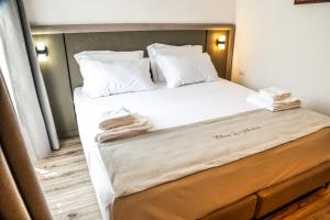 Postel nebo postele na pokoji v ubytování Oborri Shkodran Boutique Hotel